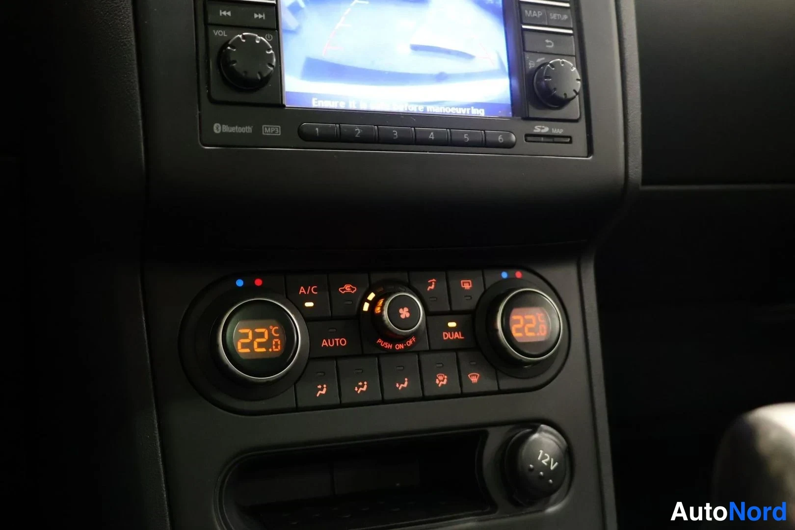 Valkoinen Nissan Qashqai+2 2012, ohjaamo, kuva 11
