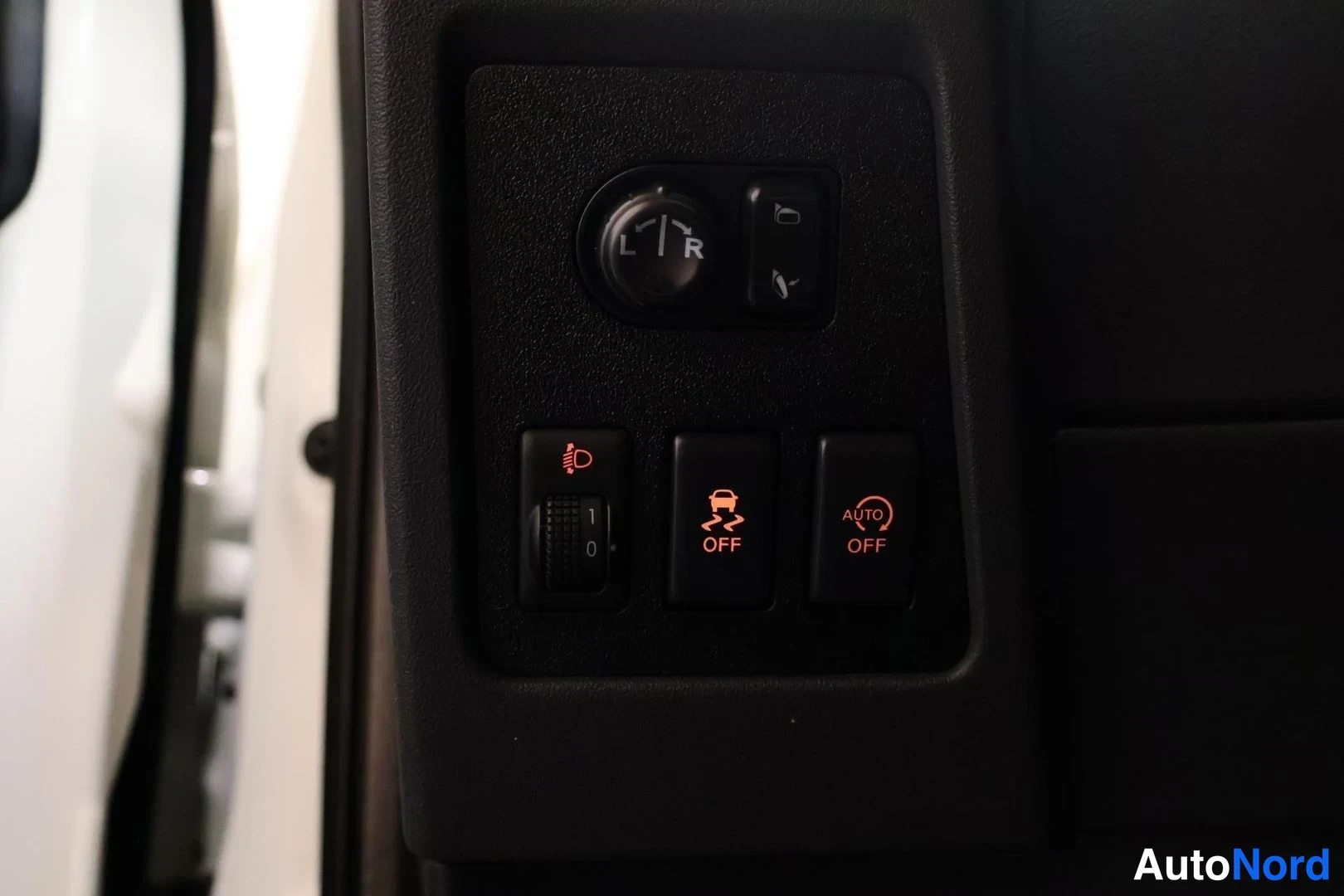 Valkoinen Nissan Qashqai+2 2012, yksityiskohta, kuva 19