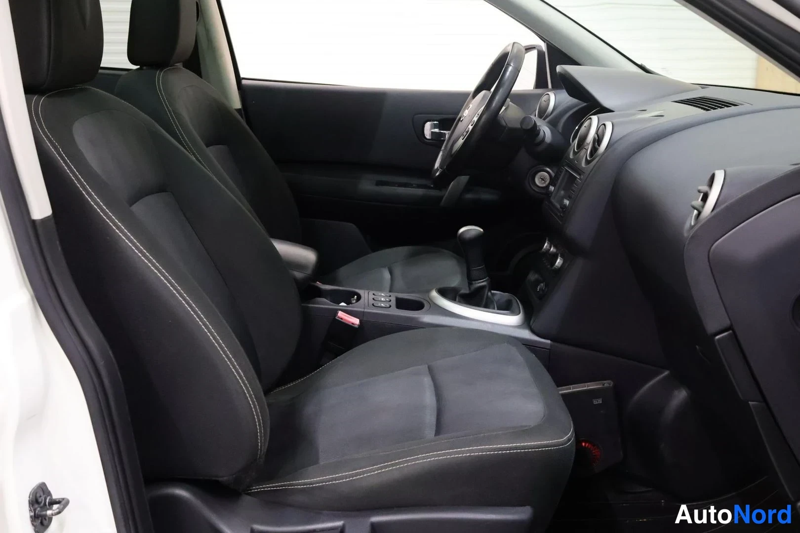 Valkoinen Nissan Qashqai+2 2012, etuistuimet, kuva 12