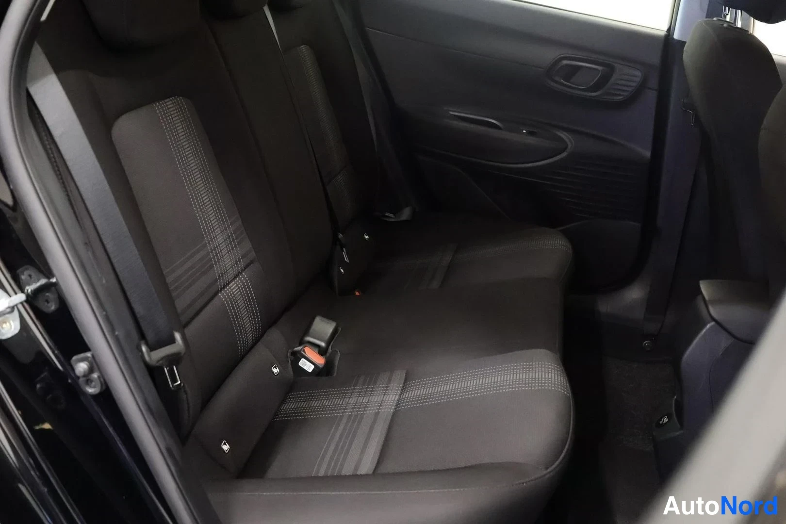 Musta Hyundai i20 2021, takaistuimet, kuva 11