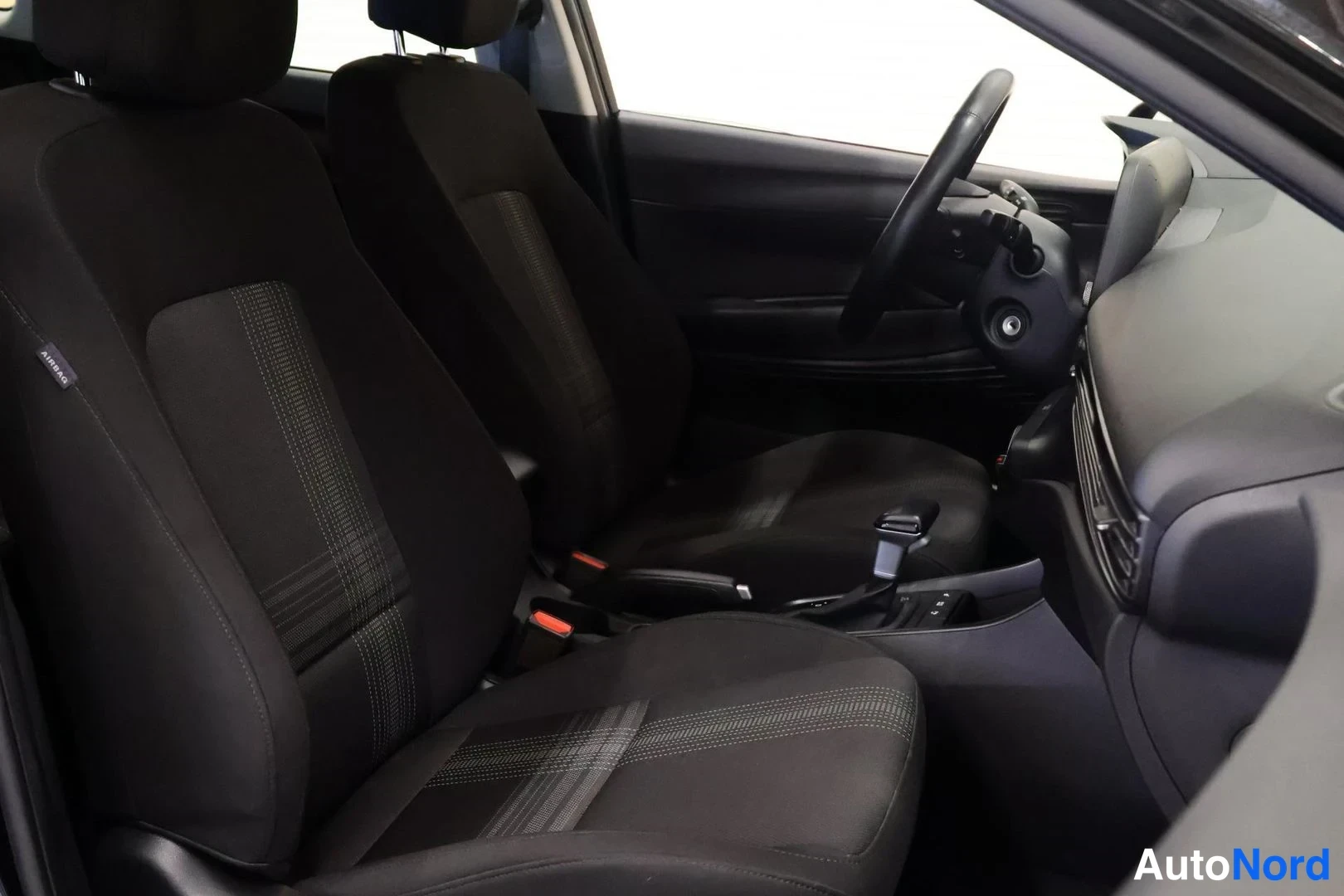 Musta Hyundai i20 2021, etuistuimet, kuva 10