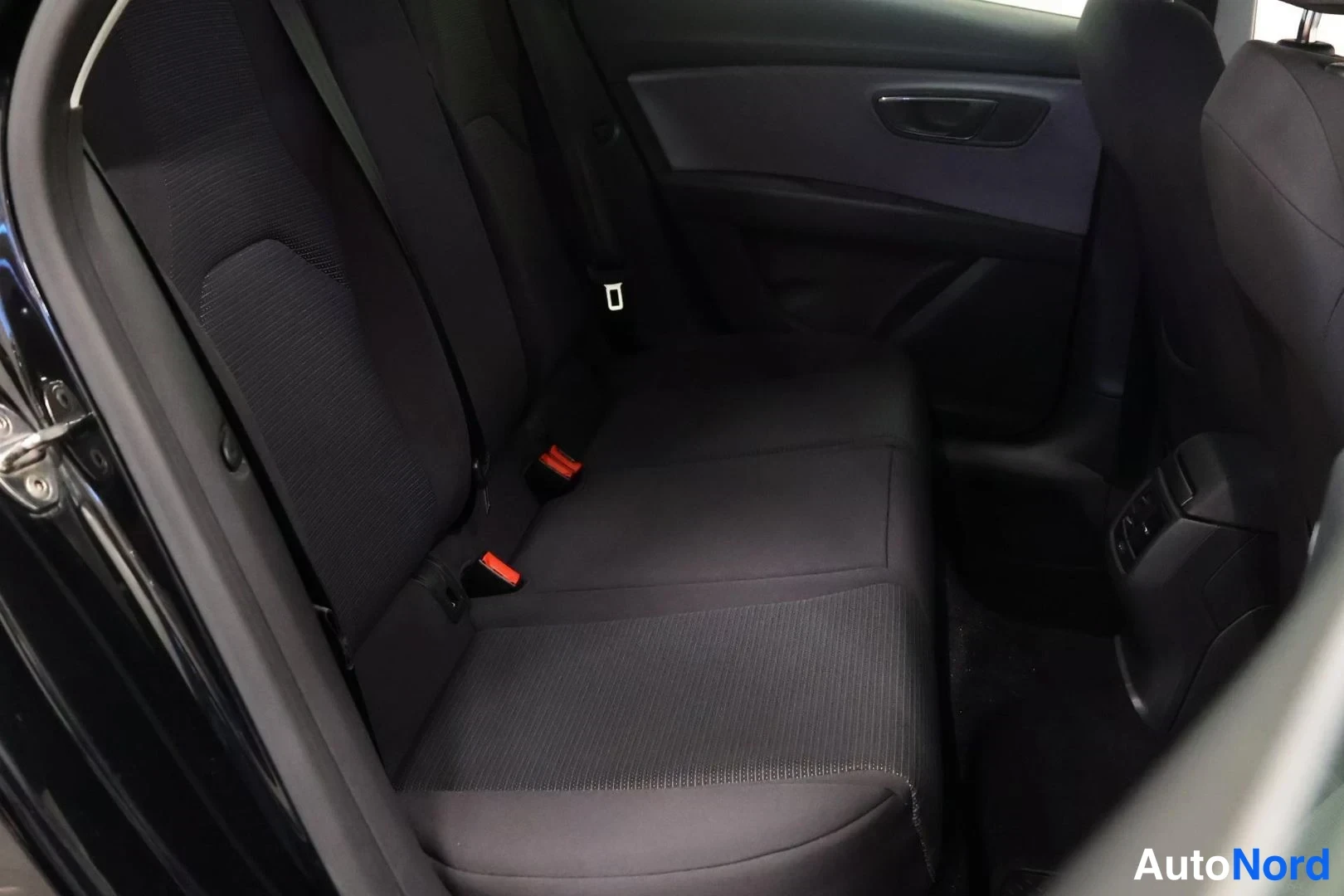 Musta Seat Leon 2019, takaistuimet, kuva 11