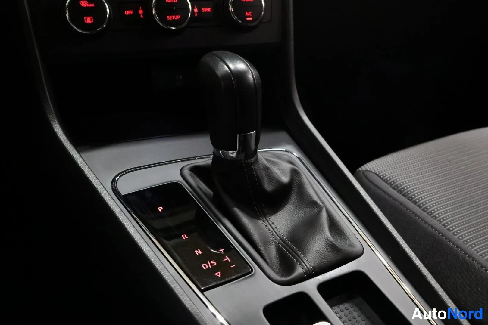 Musta Seat Leon 2019, yksityiskohta, kuva 16