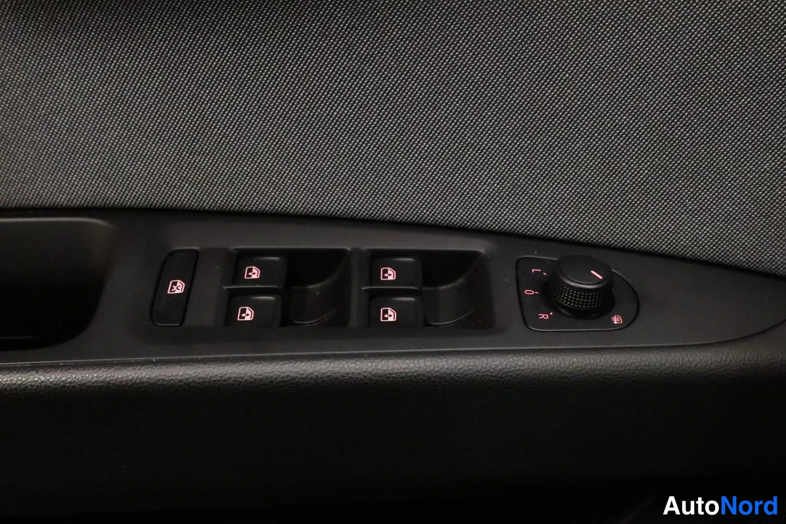 Musta Seat Leon 2019, yksityiskohta, kuva 18