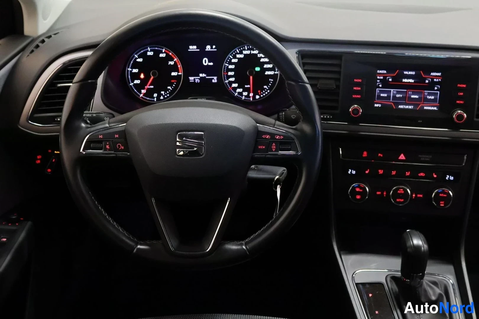 Musta Seat Leon 2019, ohjaamo, kuva 8