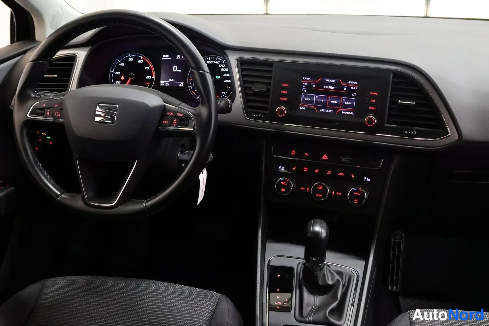 Musta Seat Leon 2019, ohjaamo, kuva 9