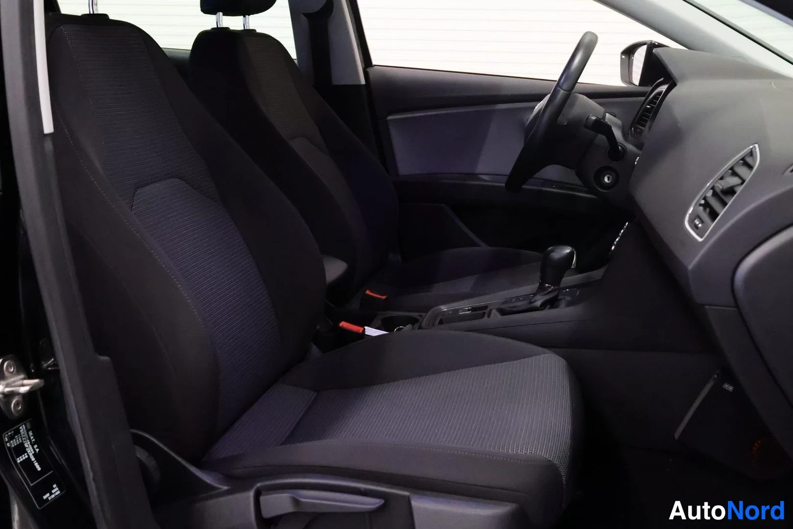 Musta Seat Leon 2019, etuistuimet, kuva 10
