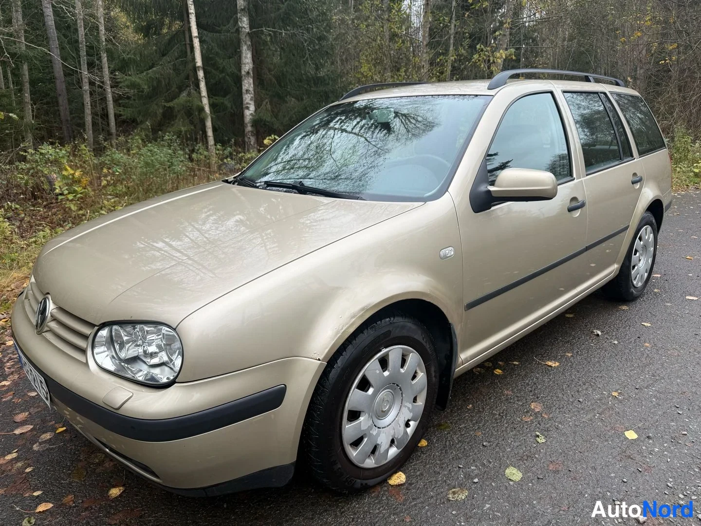 Beige Volkswagen Golf 2004, etuviisto, keula vasemmalle, kuva 2