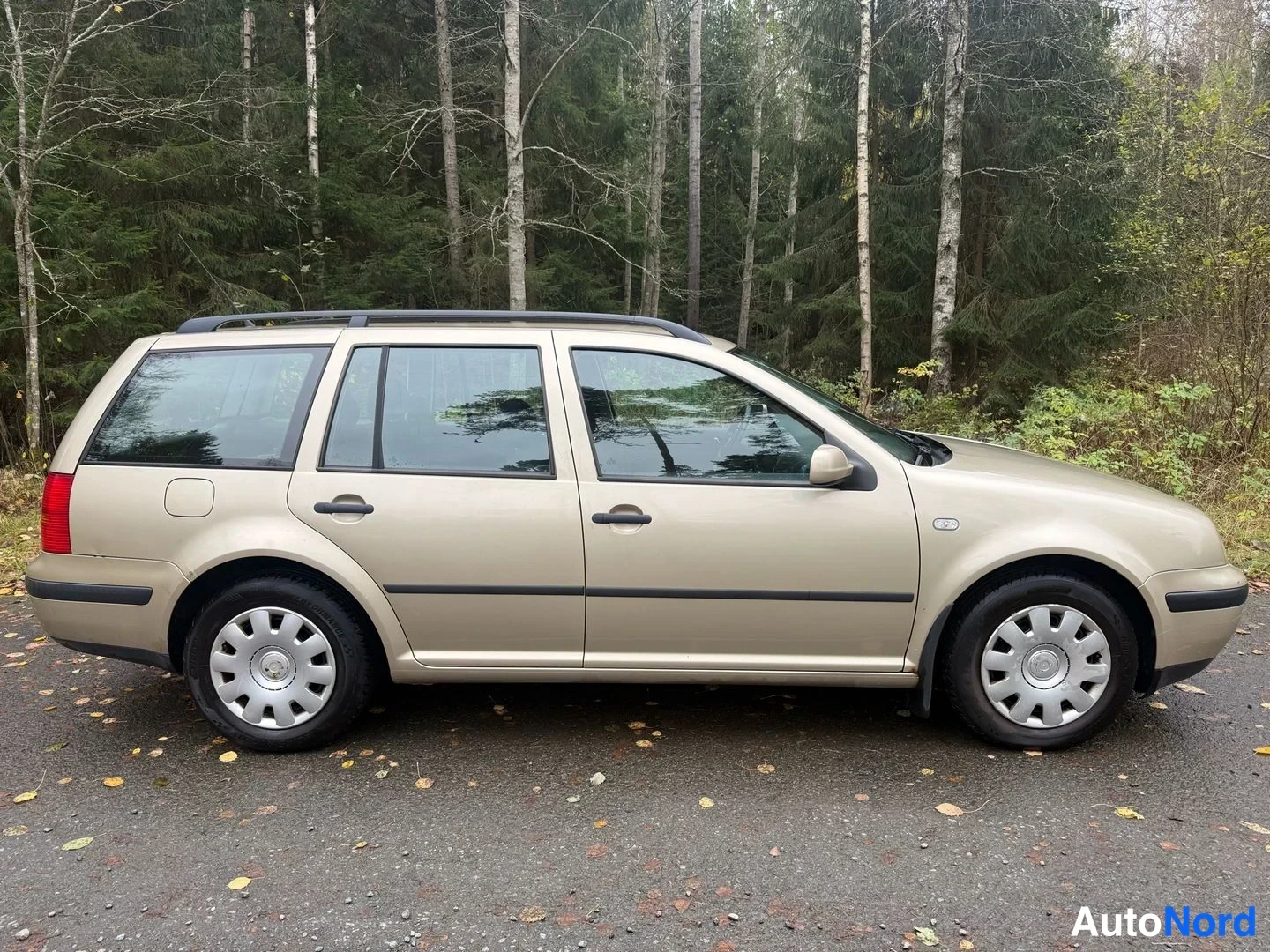 Beige Volkswagen Golf 2004, sivulta, kuva 4