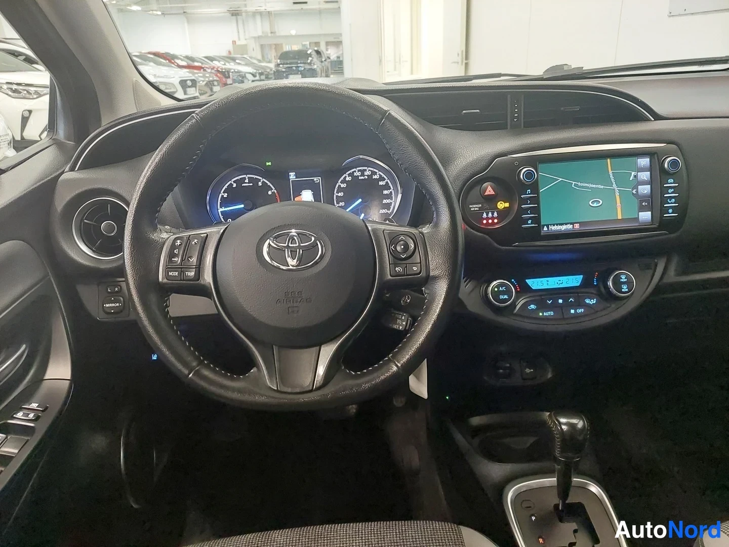 Harmaa Toyota Yaris 2020, ohjaamo, kuva 10