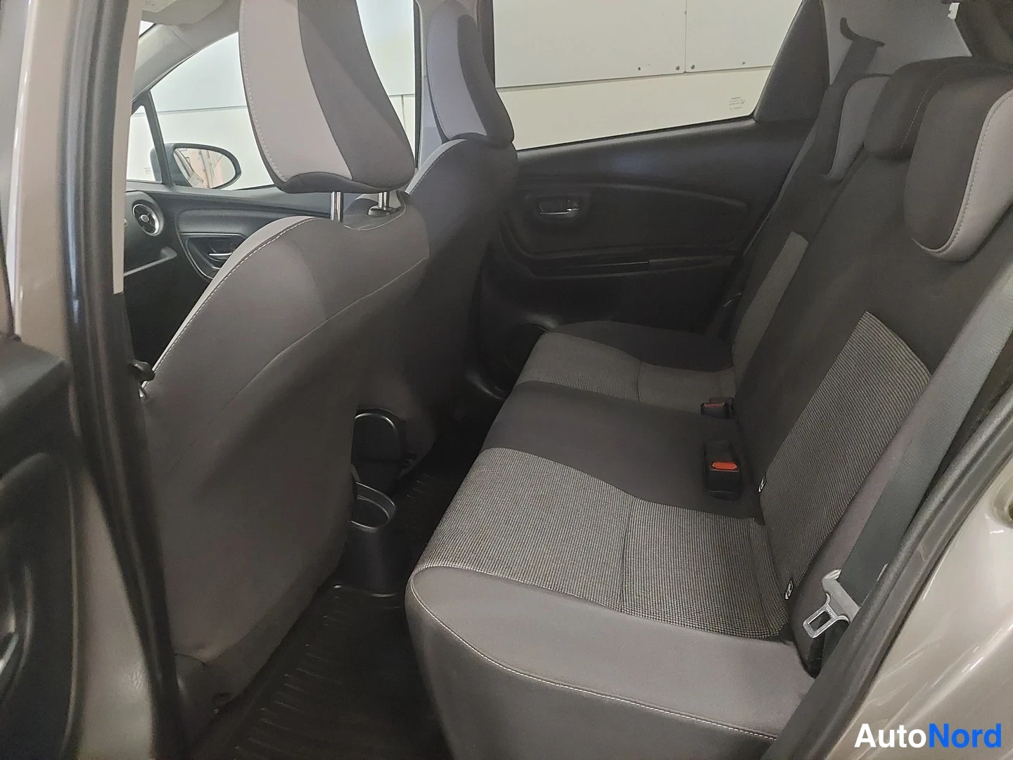 Harmaa Toyota Yaris 2020, takaistuimet, kuva 15