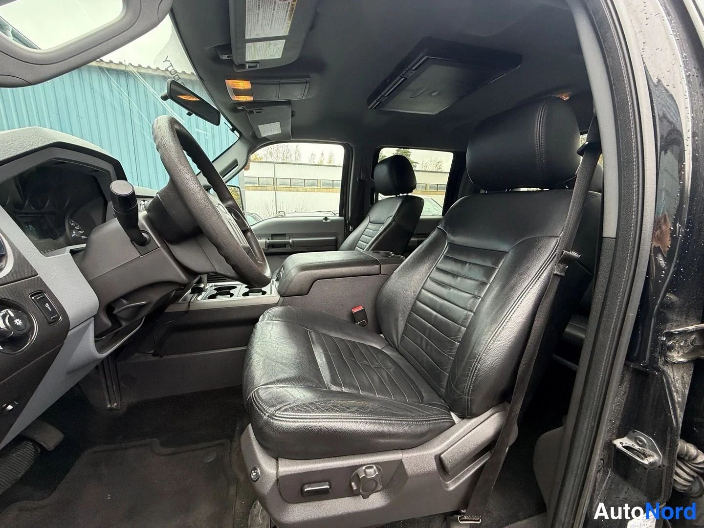 Musta Ford F-250 2013, etuistuimet, kuva 24