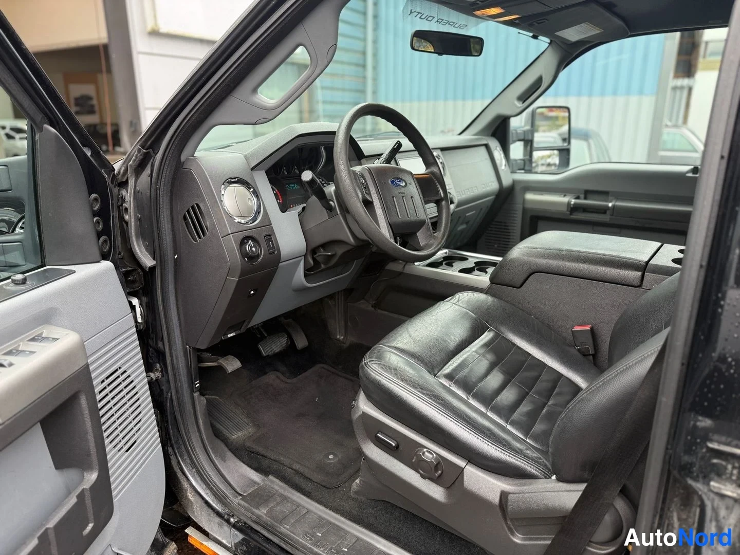 Musta Ford F-250 2013, ohjaamo, kuva 20