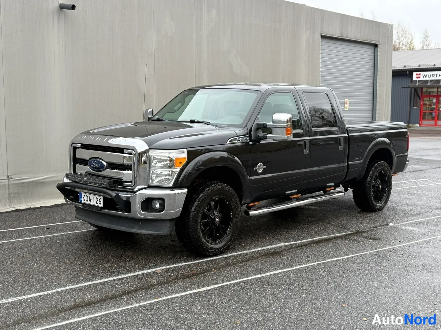 Musta Ford F-250 2013, etuviisto, keula vasemmalle, kuva 3