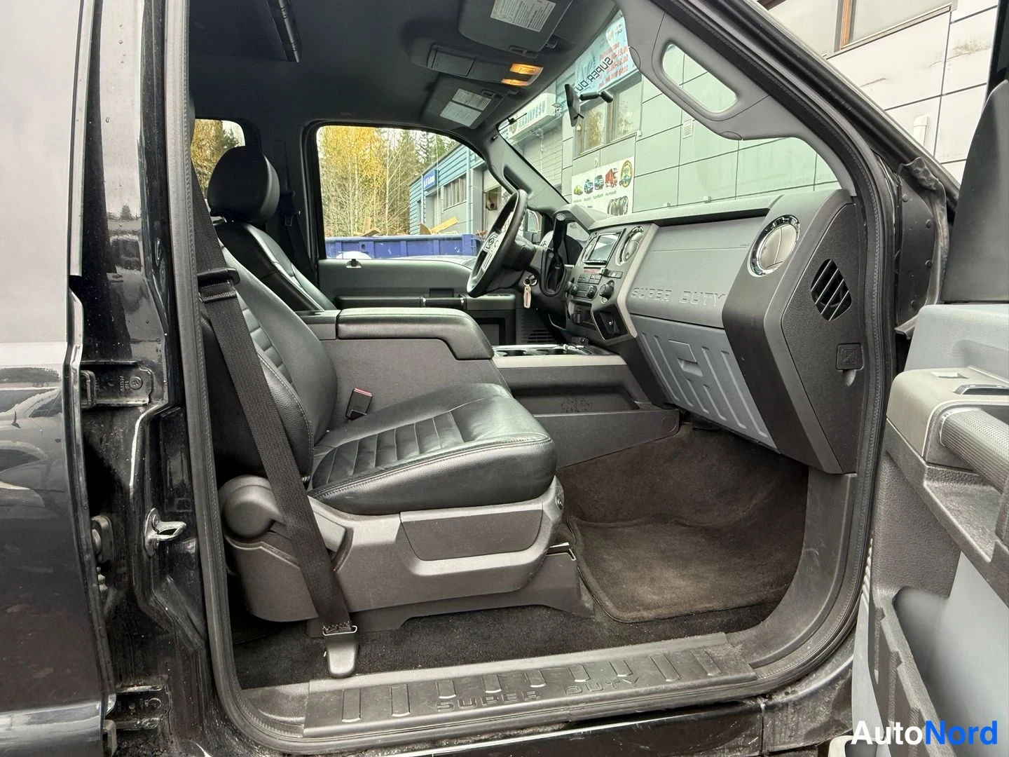 Musta Ford F-250 2013, etuistuimet, kuva 25