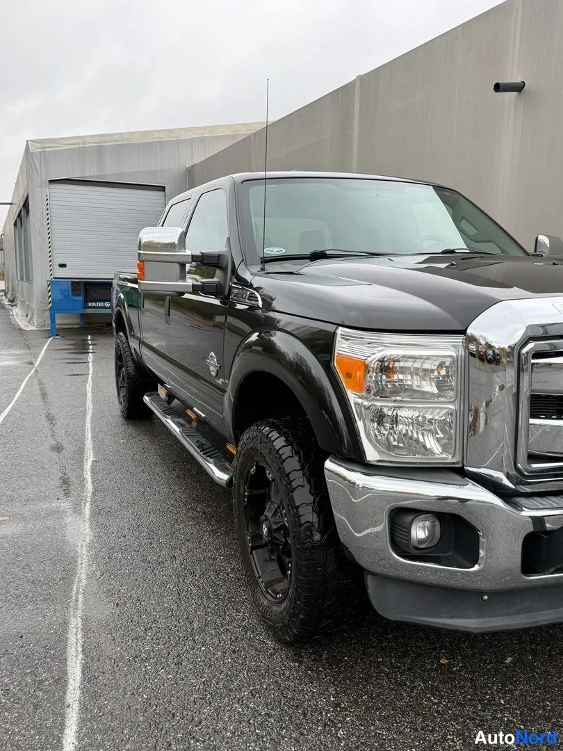 Musta Ford F-250 2013, etuviisto, keula oikealle, kuva 10