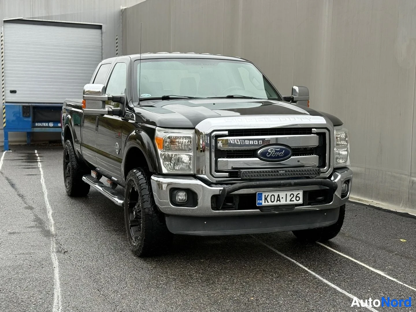 Musta Ford F-250 2013, etuviisto, keula oikealle, kuva 8
