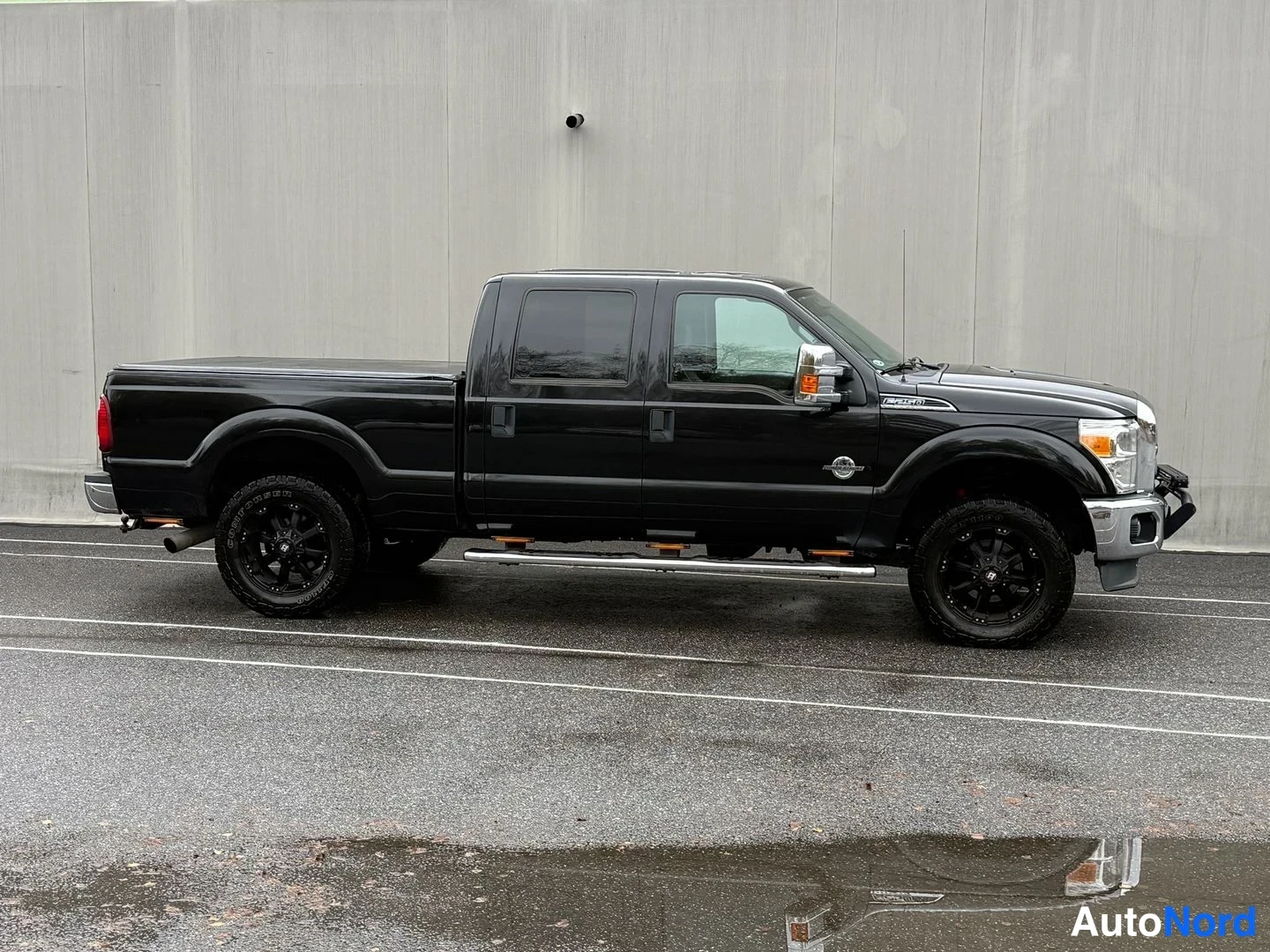 Musta Ford F-250 2013, etuviisto, keula oikealle, kuva 9