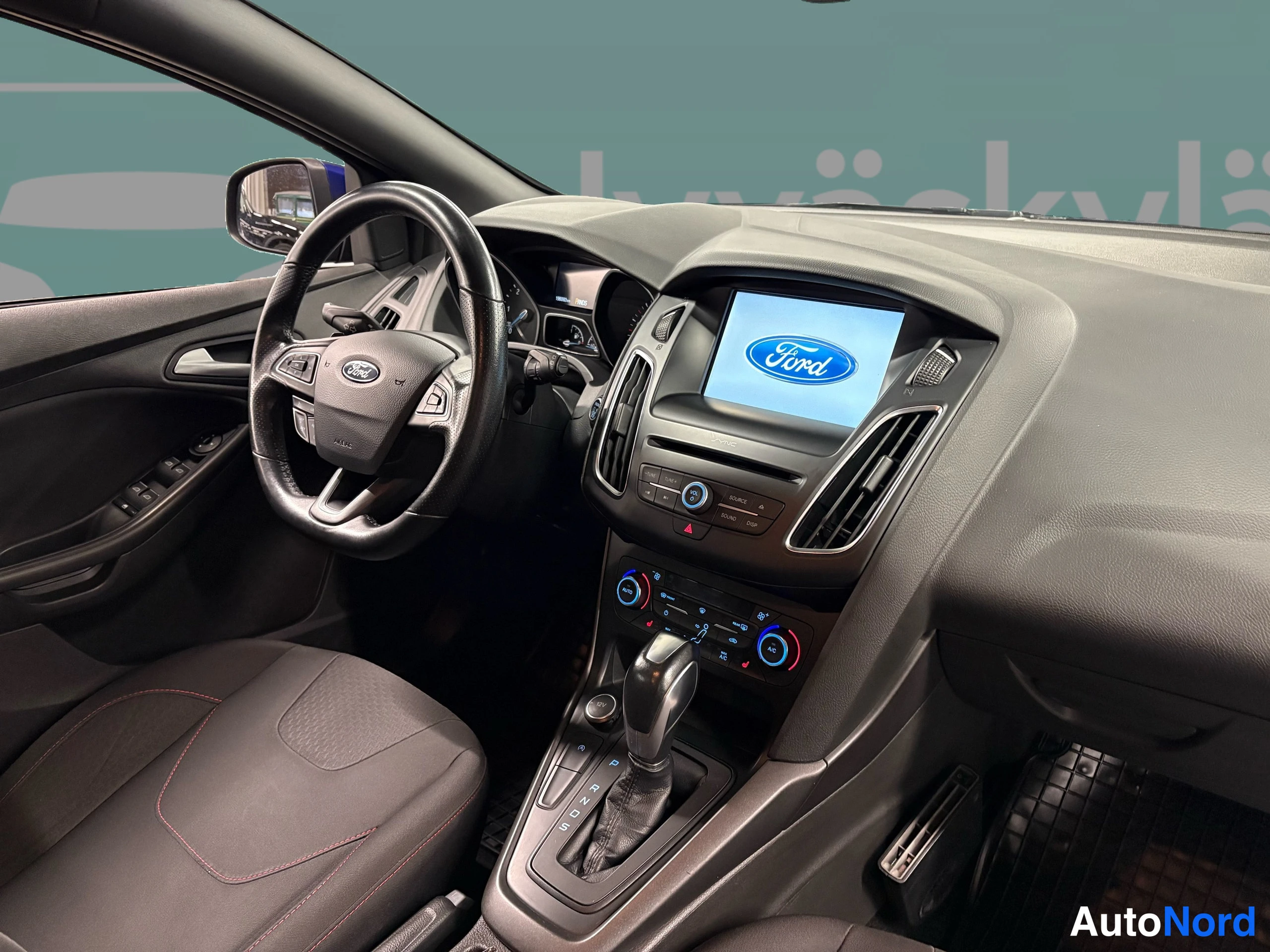 Sininen Ford Focus 2016, ohjaamo, kuva 26