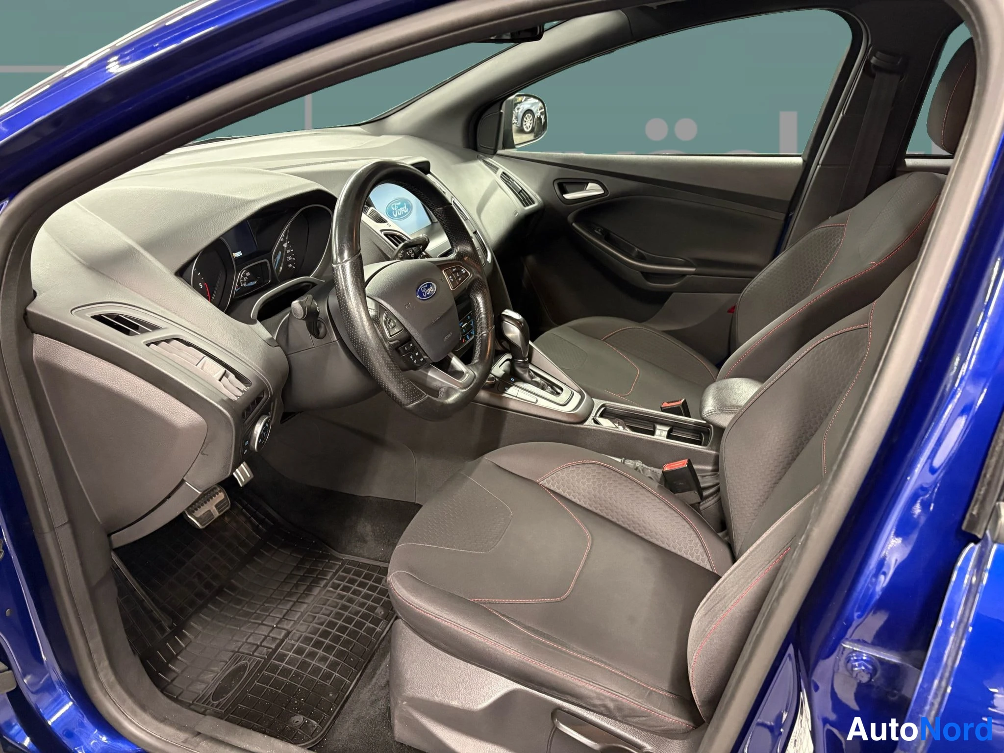 Sininen Ford Focus 2016, etuistuimet, kuva 30