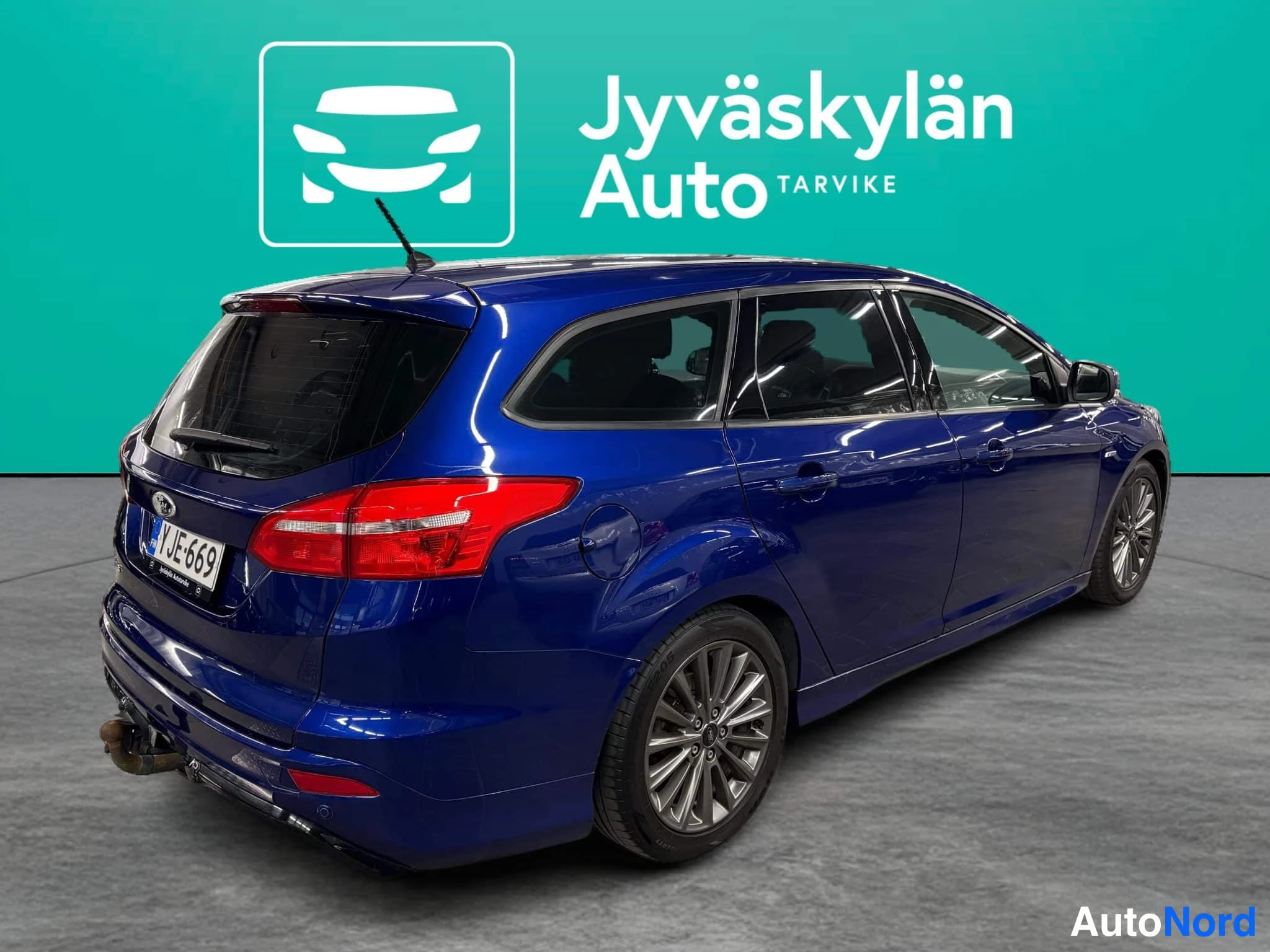 Sininen Ford Focus 2016, takaviisto, kuva 15