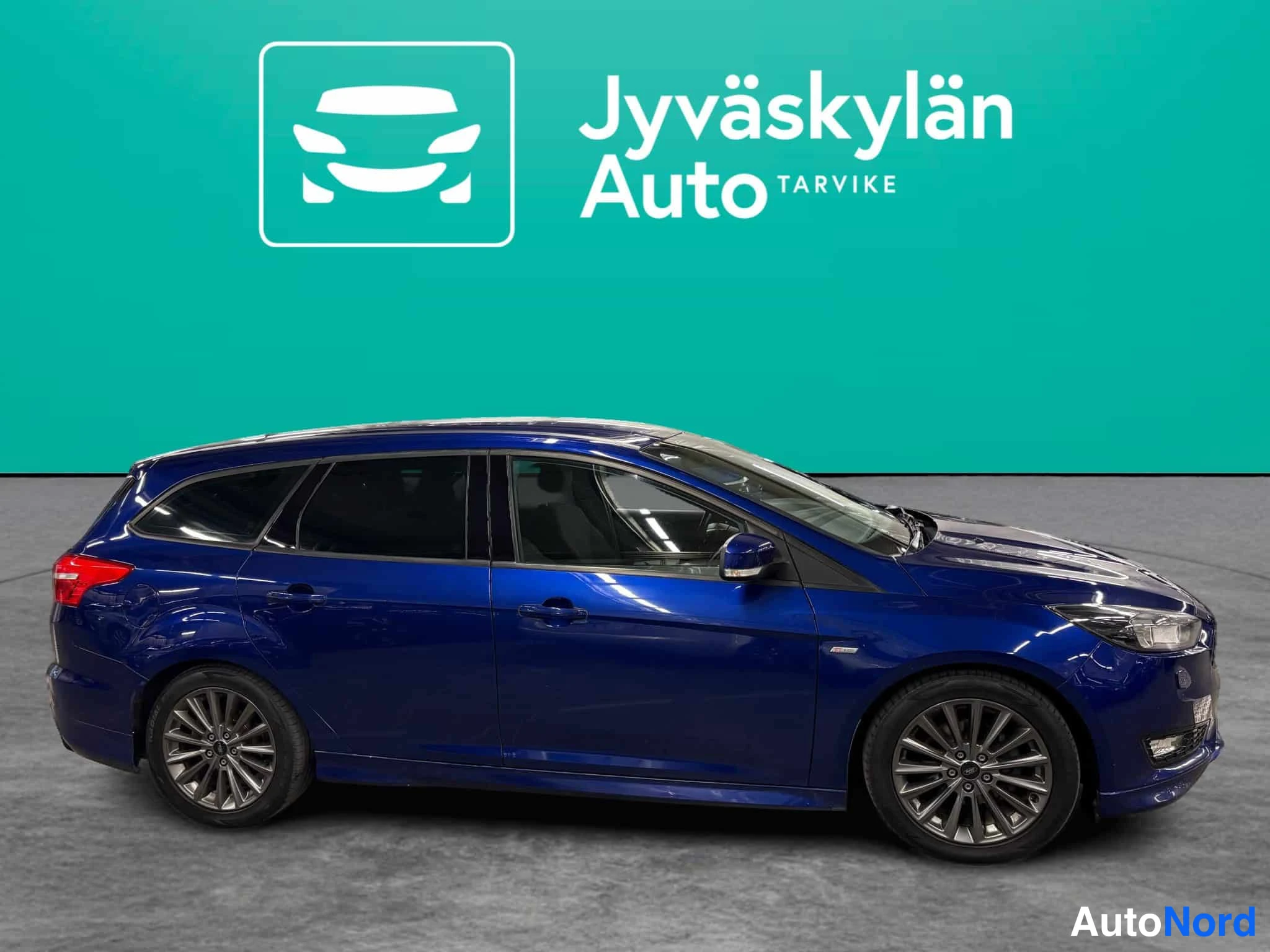 Sininen Ford Focus 2016, etuviisto, keula oikealle, kuva 6