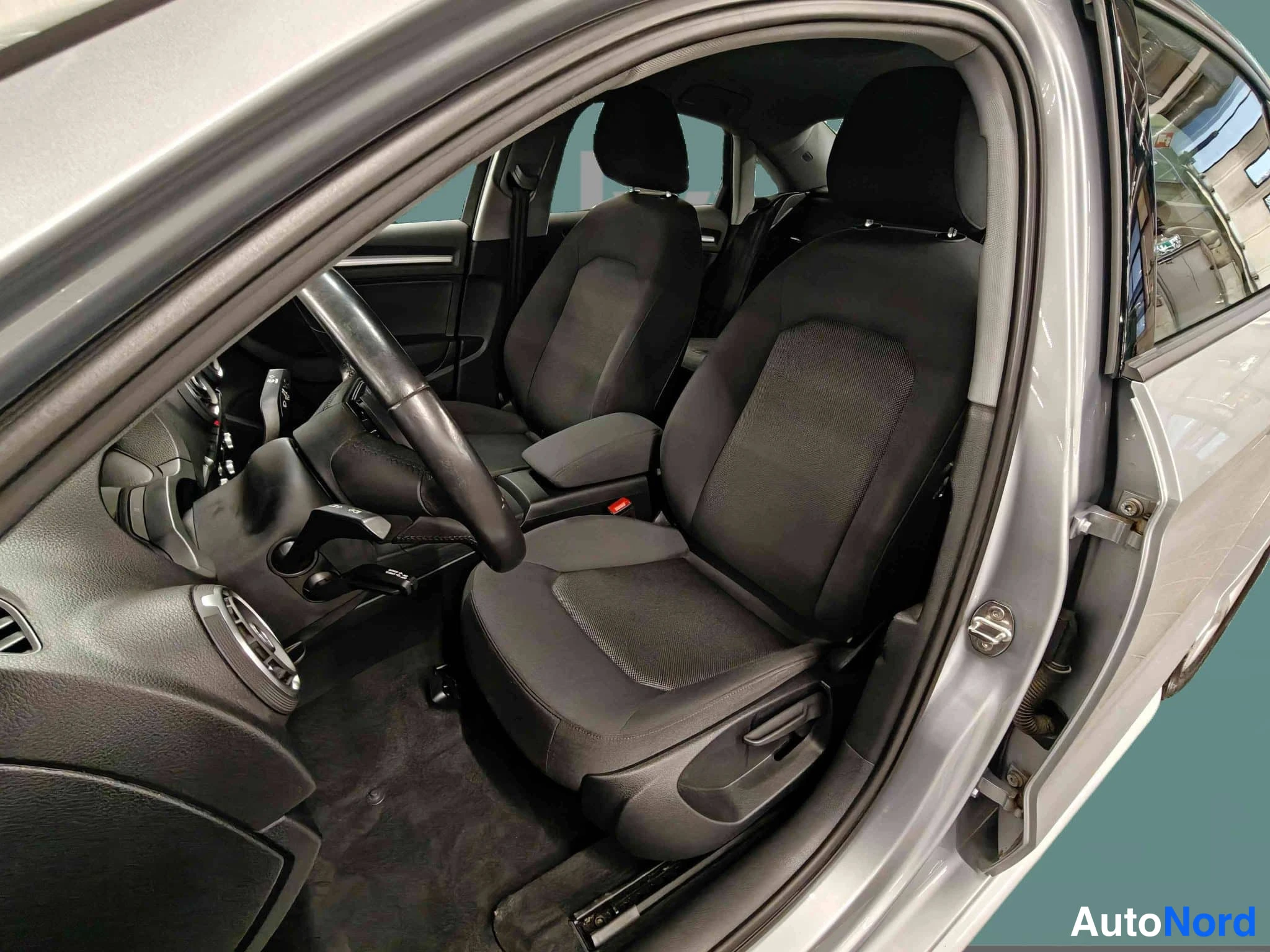 Hopea Audi A3 2017, etuistuimet, kuva 20