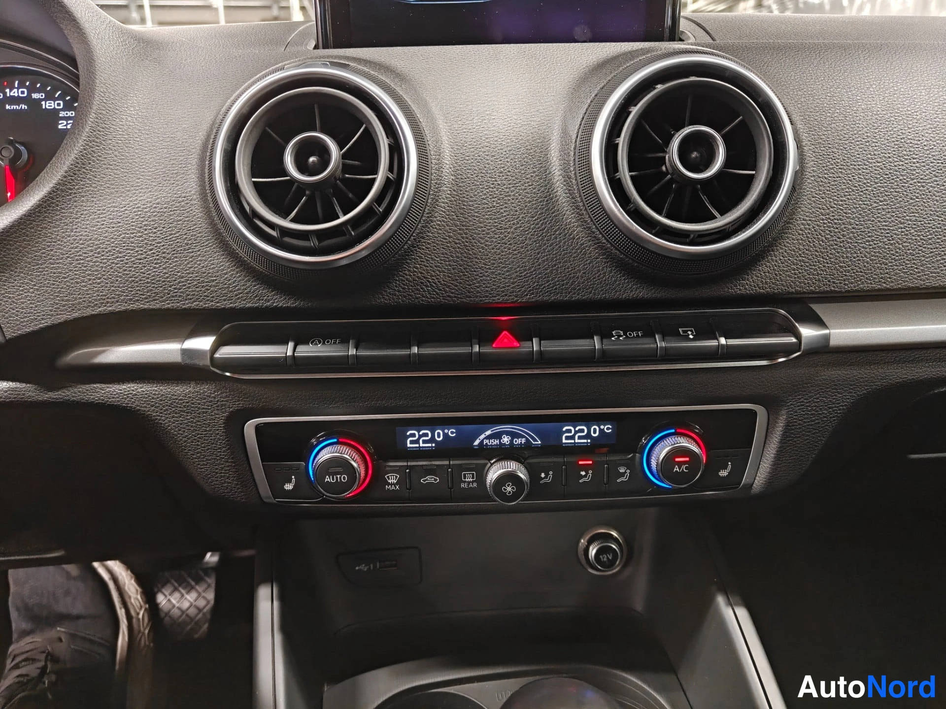 Hopea Audi A3 2017, ohjaamo, kuva 17