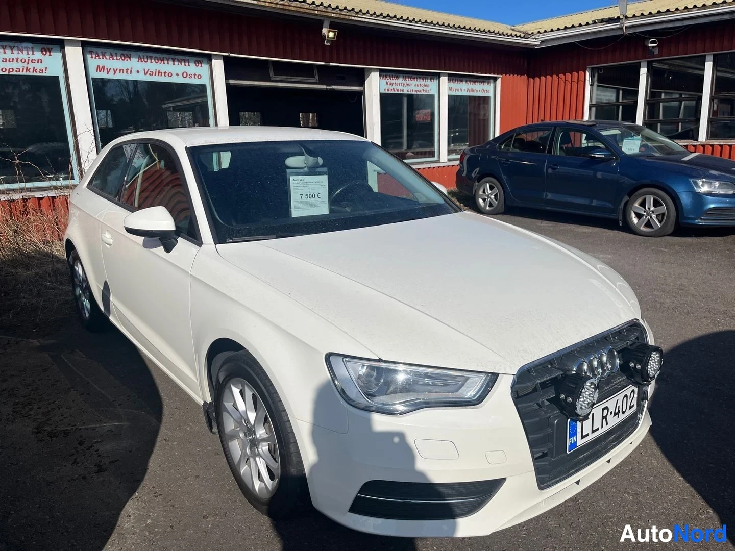 Valkoinen Audi A3 2013, etuviisto, keula oikealle, kuva 2