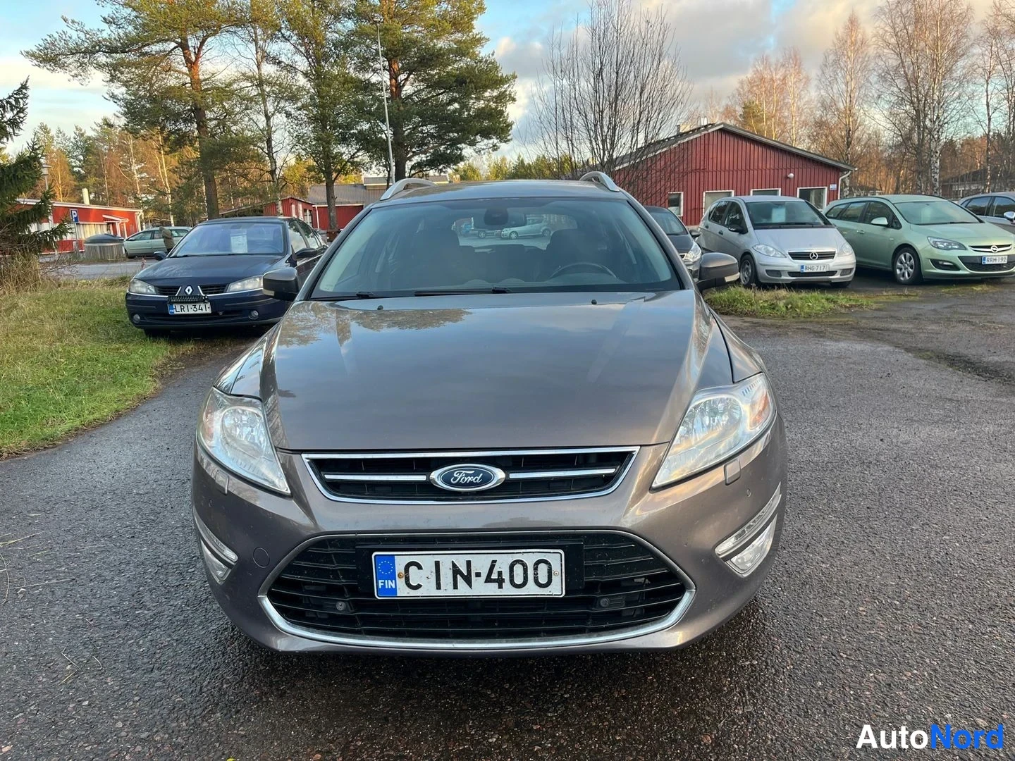 Ruskea Ford Mondeo 2012, edestä, kuva 3