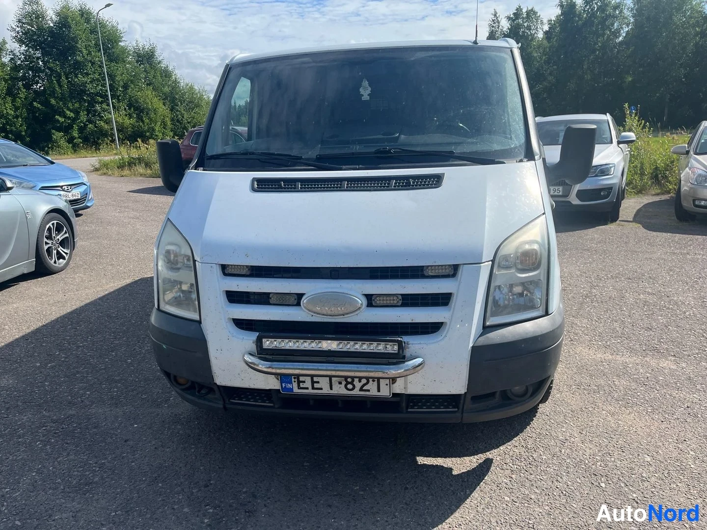 Valkoinen Ford Transit 2009, edestä, kuva 3