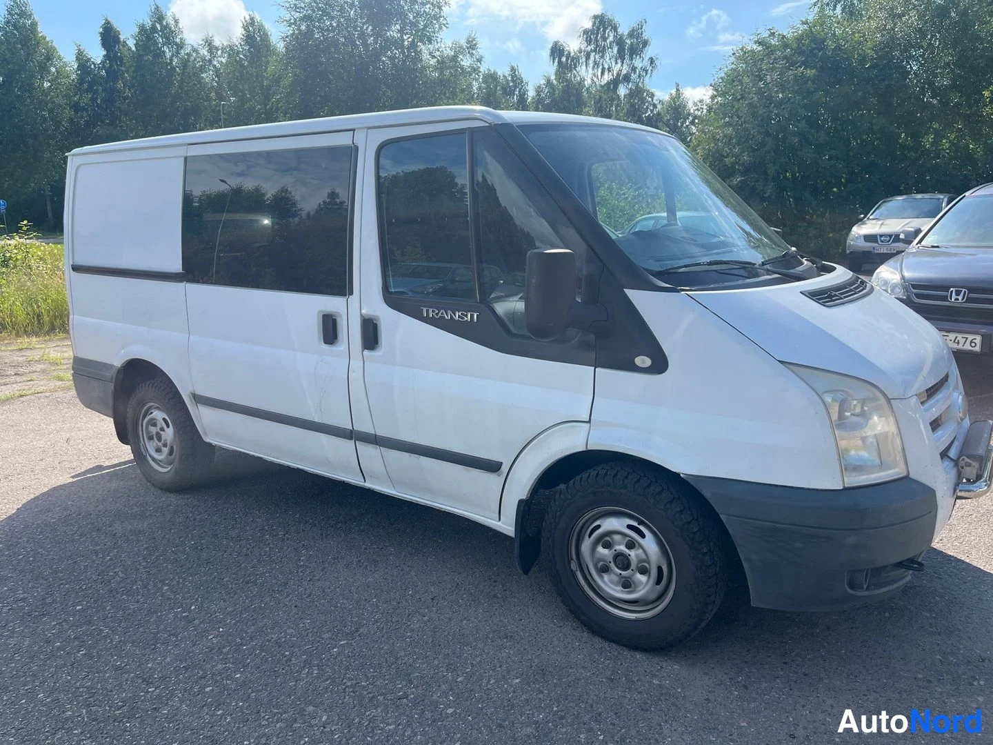 Valkoinen Ford Transit 2009, etuviisto, keula oikealle, kuva 2