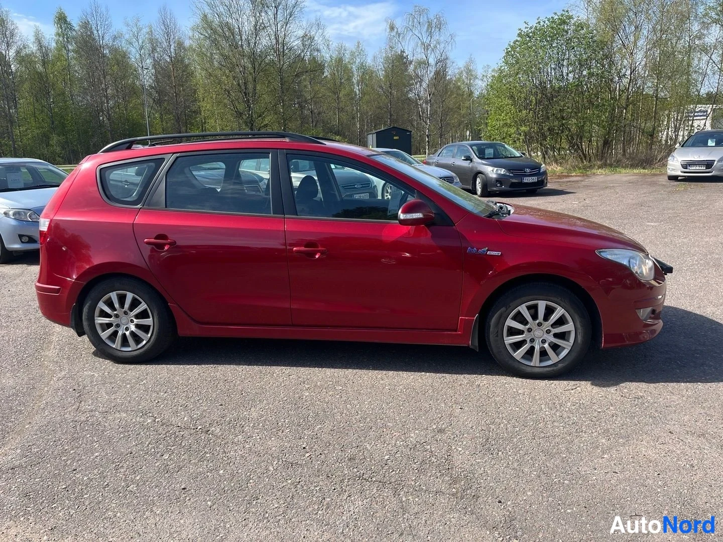 Punainen Hyundai i30 2011, etuviisto, keula oikealle, kuva 2
