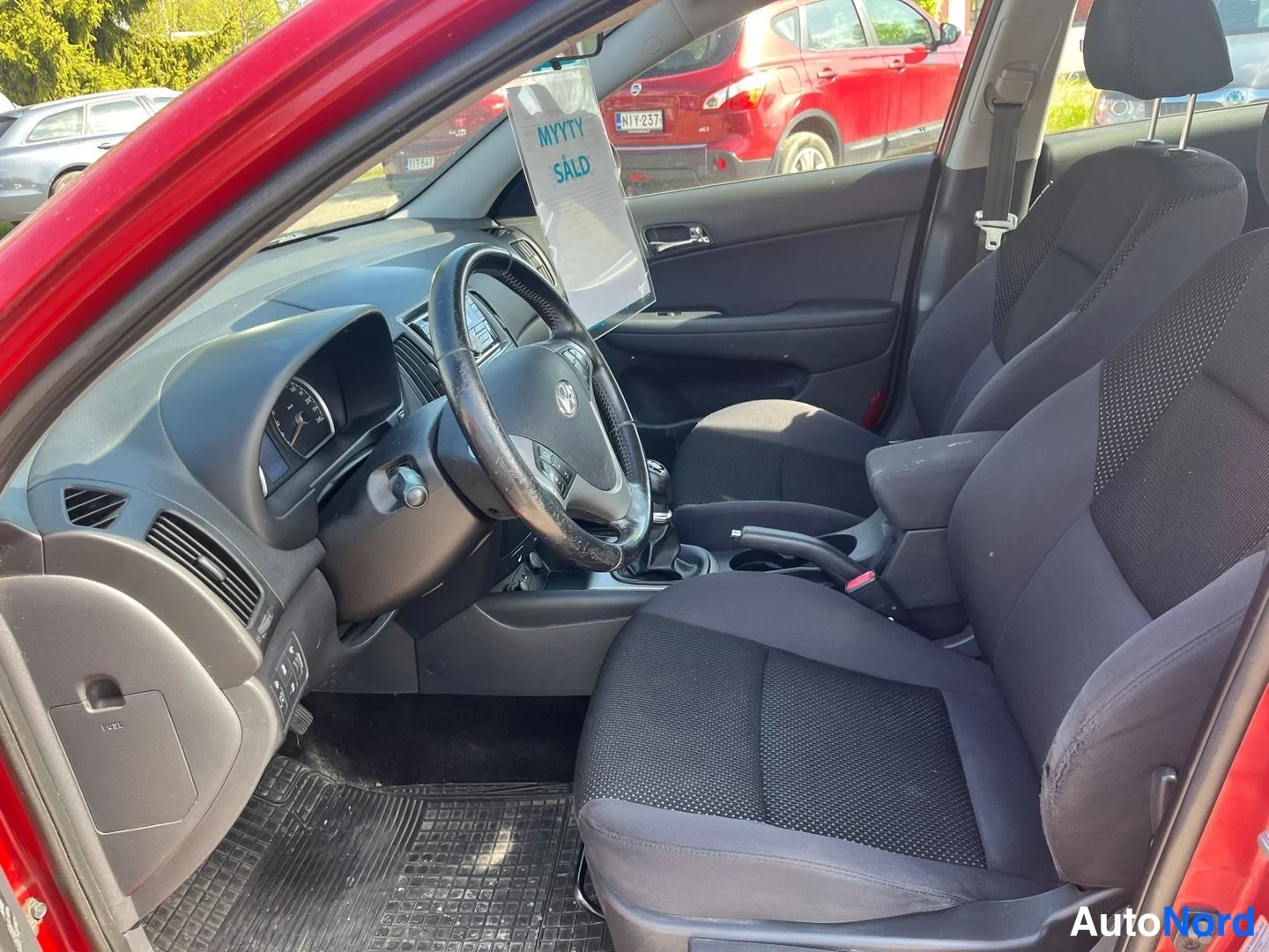 Punainen Hyundai i30 2011, ohjaamo, kuva 5