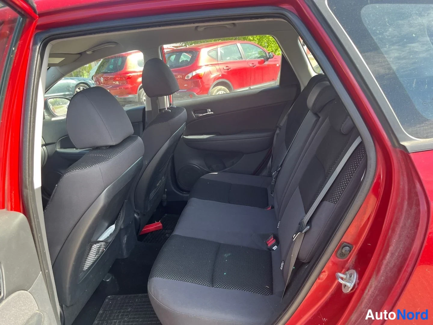 Punainen Hyundai i30 2011, takaistuimet, kuva 6