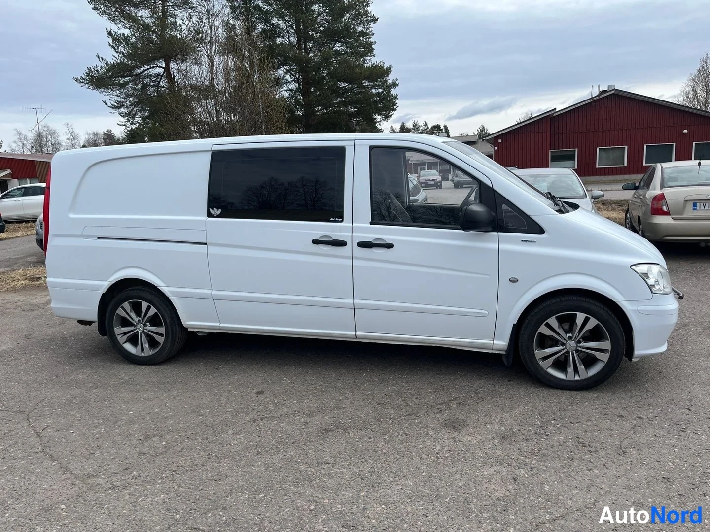 Valkoinen Mercedes-Benz Vito 113 CDI 2012, sivulta, kuva 3