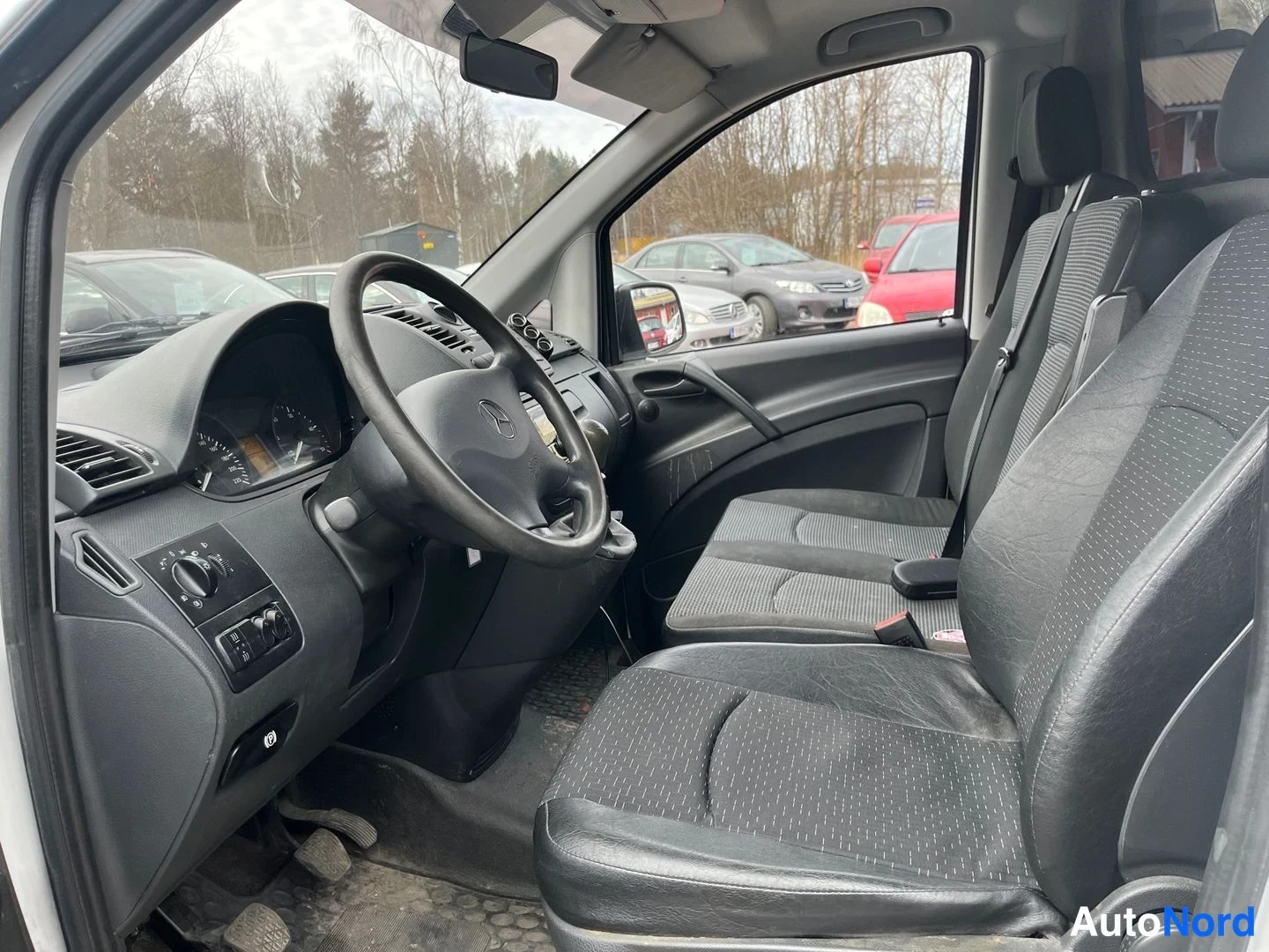 Valkoinen Mercedes-Benz Vito 113 CDI 2012, ohjaamo, kuva 5