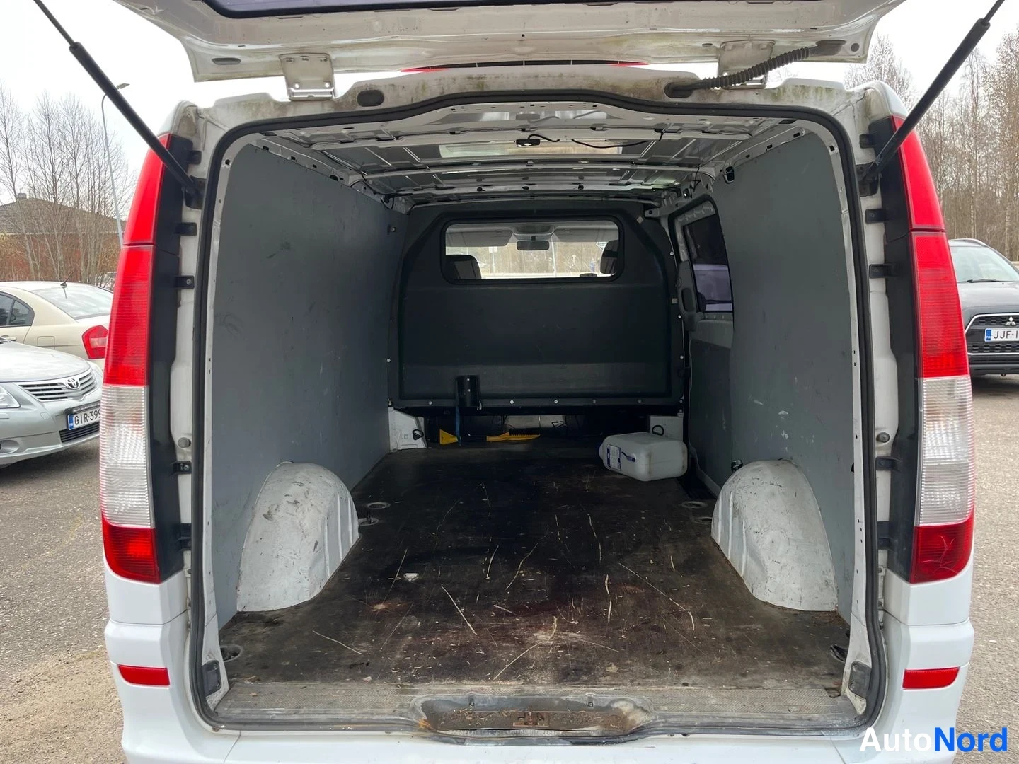 Valkoinen Mercedes-Benz Vito 113 CDI 2012, tavaratila, kuva 6