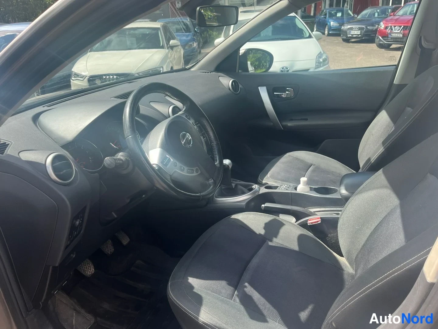 Ruskea Nissan Qashqai 2012, ohjaamo, kuva 5