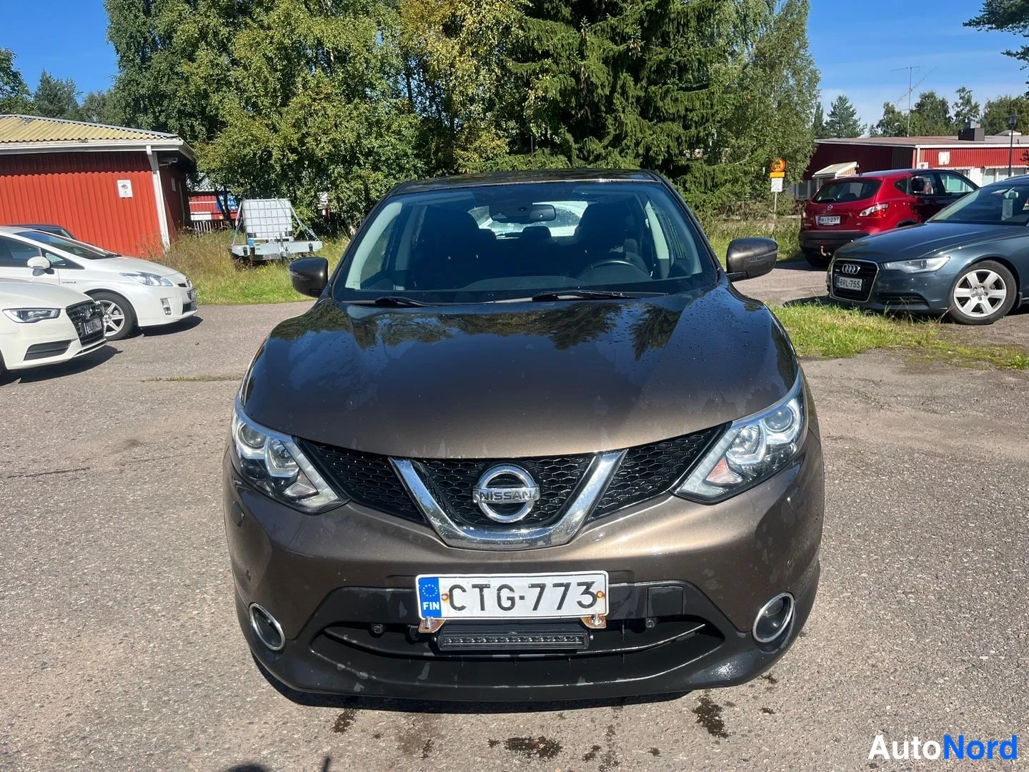 Ruskea Nissan Qashqai 2015, edestä, kuva 3