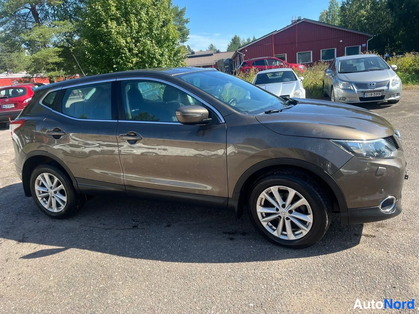 Ruskea Nissan Qashqai 2015, etuviisto, keula oikealle, kuva 2