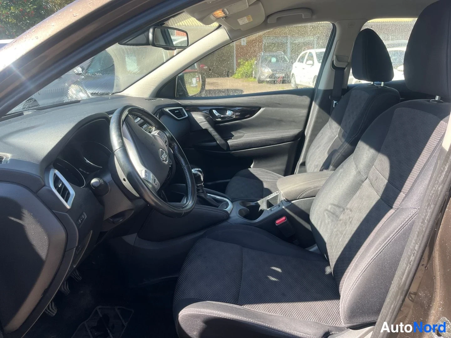 Ruskea Nissan Qashqai 2015, ohjaamo, kuva 5