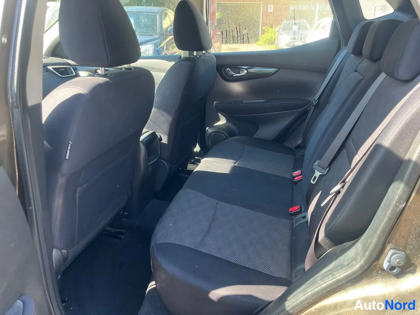 Ruskea Nissan Qashqai 2015, takaistuimet, kuva 6