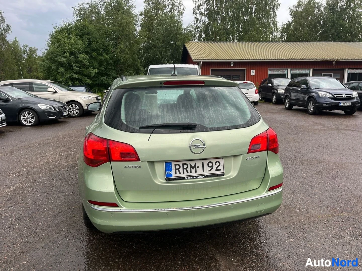 Vihreä Opel Astra Sports Tourer 2014, takaa, kuva 4