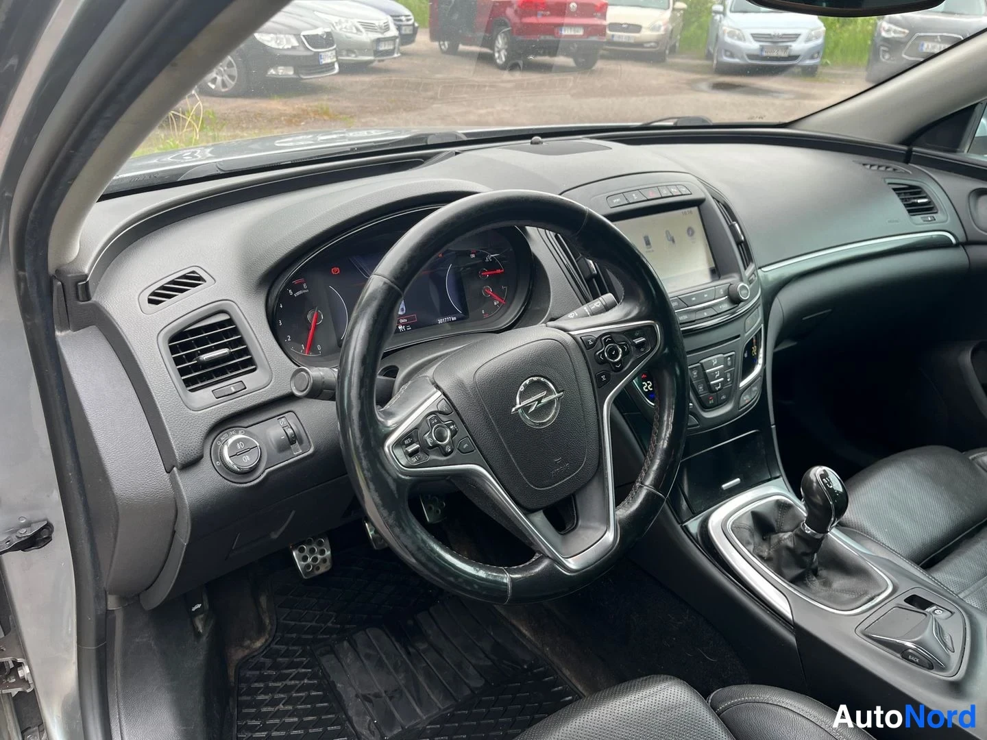 Sininen Opel Insignia 2014, ohjaamo, kuva 5
