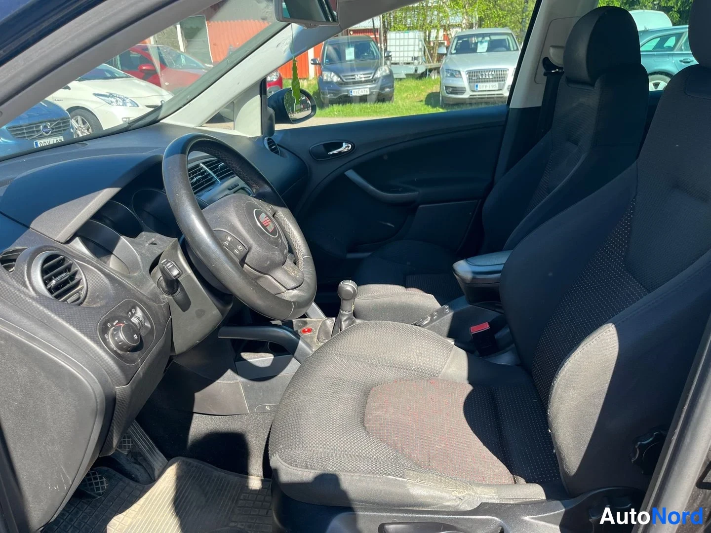 Musta Seat Toledo 2007, ohjaamo, kuva 5