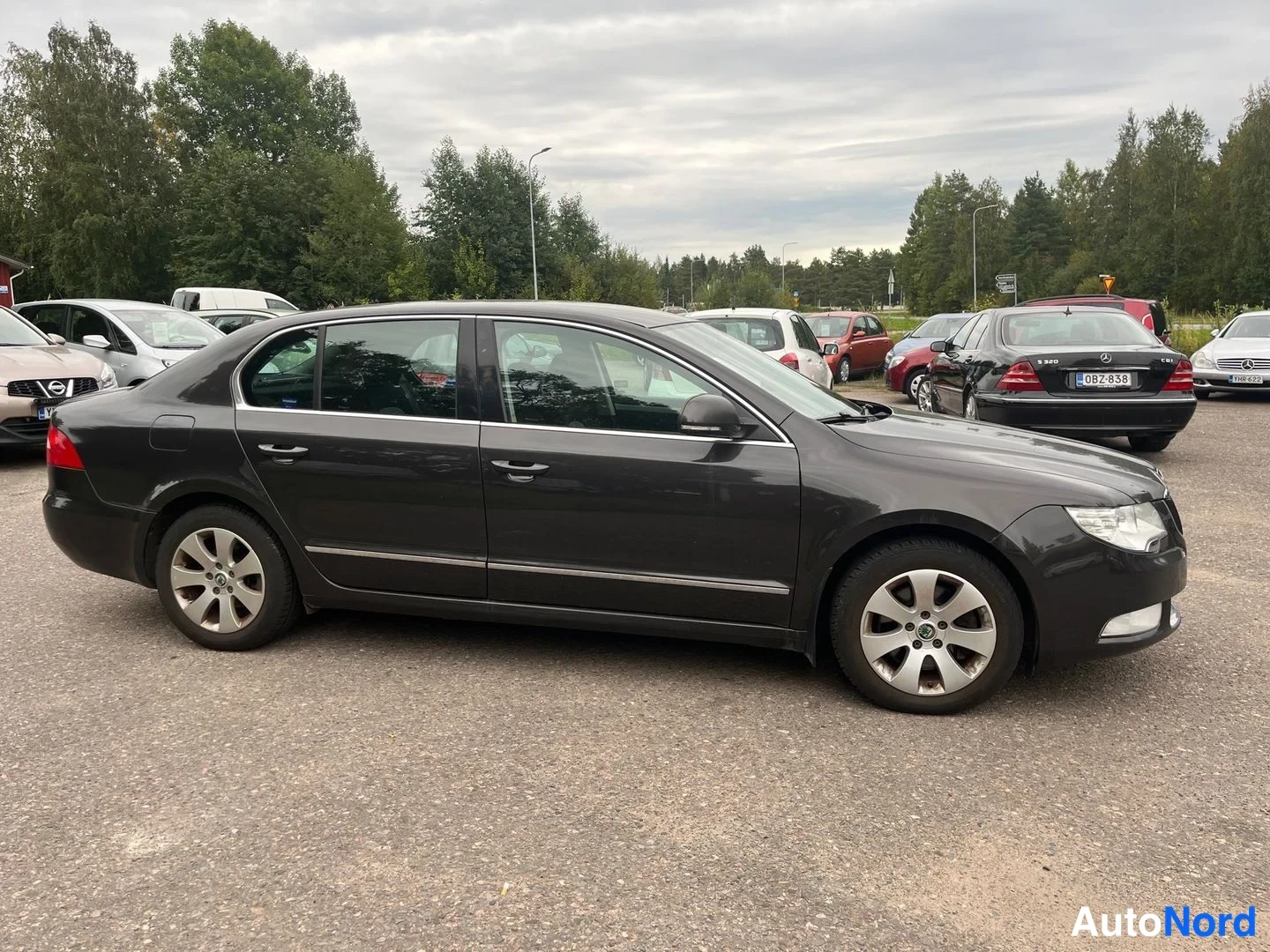 Ruskea Skoda Superb 2010, etuviisto, keula oikealle, kuva 2