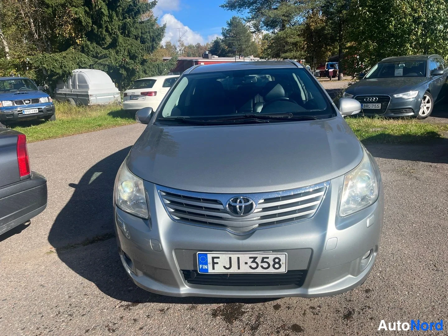 Harmaa Toyota Avensis 2009, edestä, kuva 2