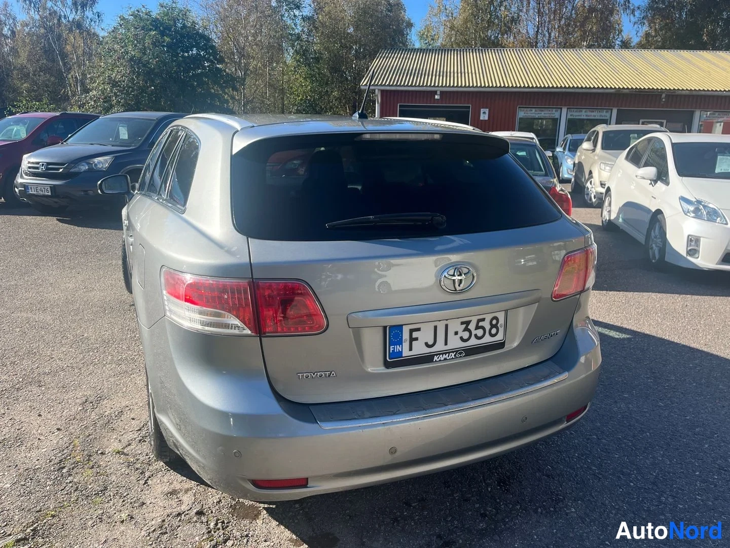Harmaa Toyota Avensis 2009, takaa, kuva 4