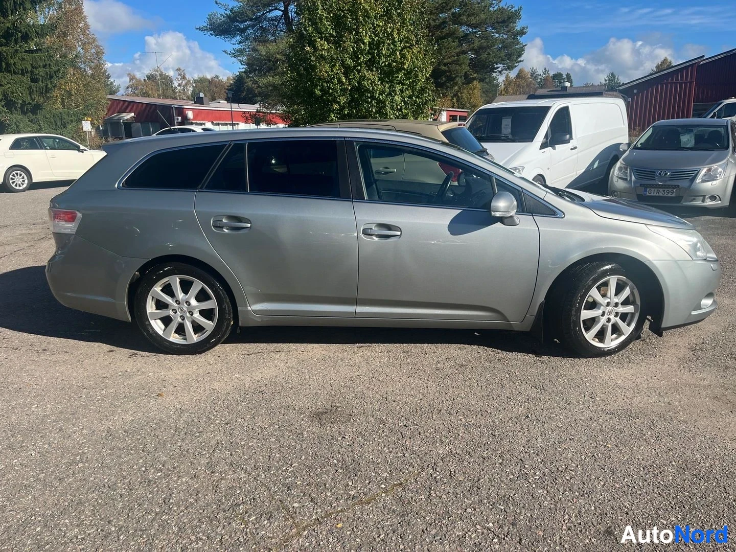 Harmaa Toyota Avensis 2009, sivulta, kuva 3